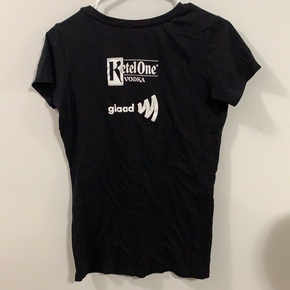 Authenticity T-shirt measures to Size Small V neck - Picture 2 of 3